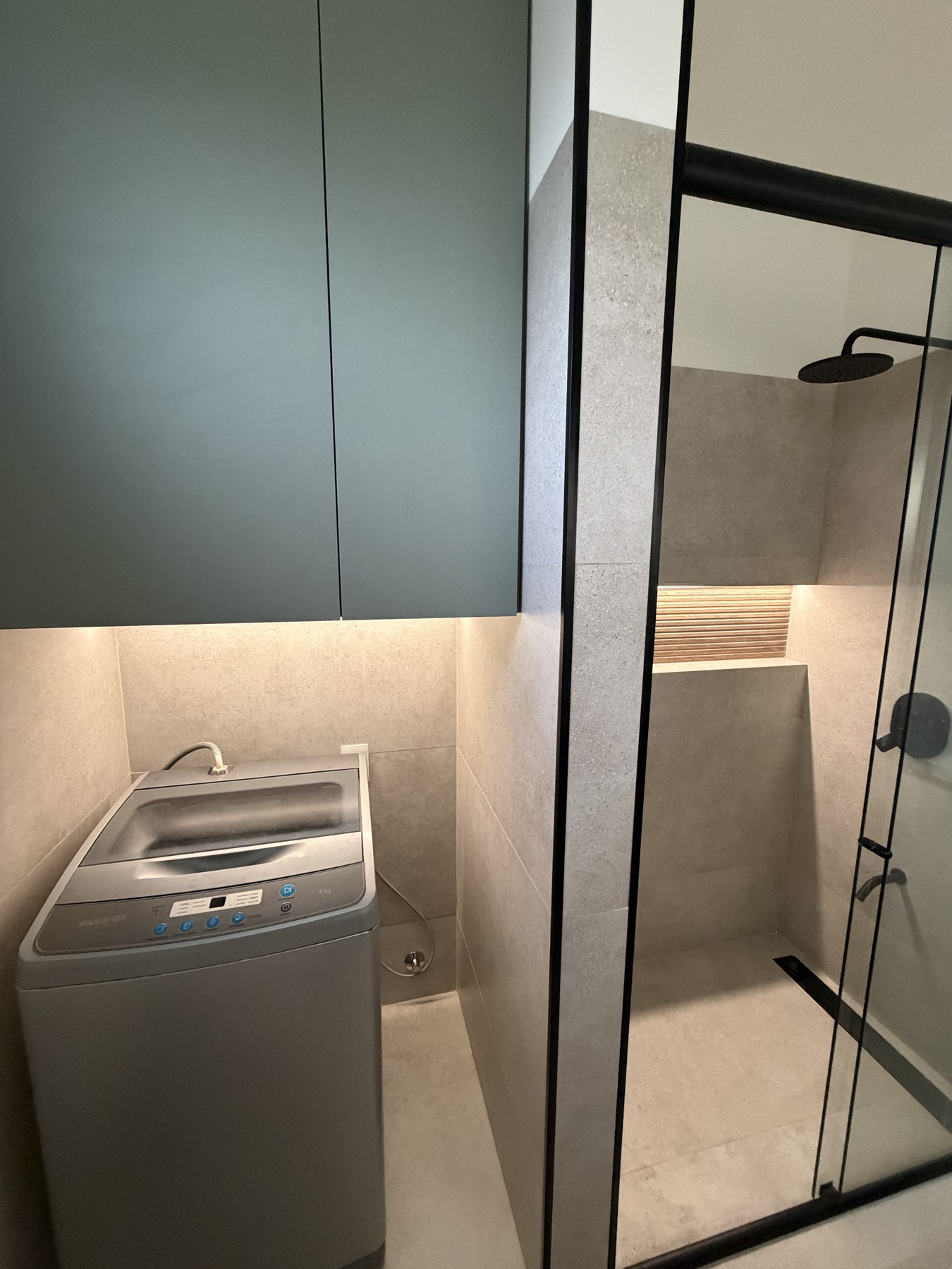 Baño de Pedro Primero después de la reforma: nueva distribución, ducha y mobiliario a medida