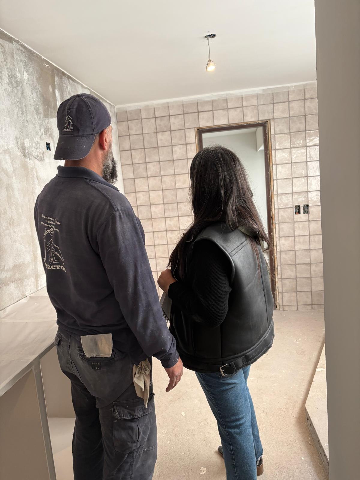 Gabriela Barrios y Gastón Fantauzzo revisando detalles de la reforma de un apartamento