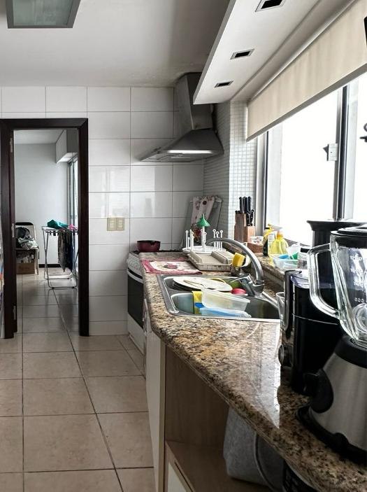 Cocina antes de la reforma, con mobiliario existente y mesada junto a la ventana